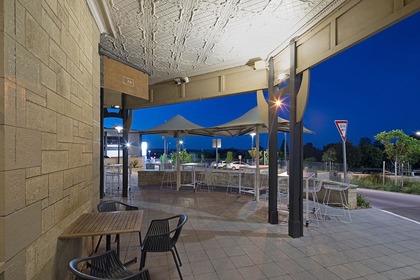 Outdoor dining area for those beautiful warm evenings on the River Murray Murray Bridge Hotel